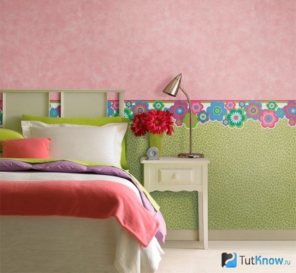 La bordure sur le mur de la chambre