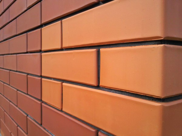 Photo. Murs en céramique dans le couloir. Les murs en brique de céramique ont l'air soignés et esthétiques