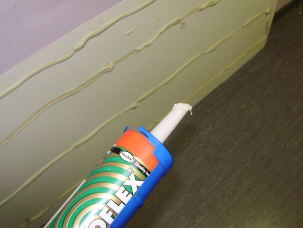 En collant les plaques de plâtre directement sur le mur, vous économisez du temps et de l'argent, mais cette méthode ne convient pas à toutes les surfaces et lieux d'application En collant les plaques de plâtre directement sur le mur, vous économisez du temps et de l'argent, mais cette méthode ne convient pas à toutes les surfaces et lieux d'application