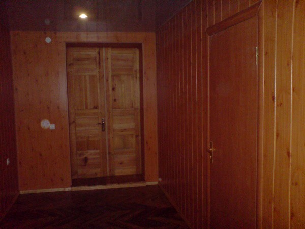 Sur la photo, vous pouvez voir un exemple de panneaux muraux en MDF sur les murs de la pièce