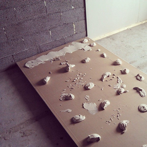 Coller des murs avec des plaques de plâtre sans construire de cadre est beaucoup plus simple, plus facile et moins coûteux.