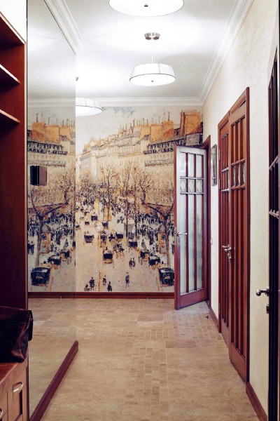 Un exemple de la façon de décorer un mur dans le couloir à l'aide de papier peint avec l'image de la vieille rue de la ville, ils donnent de la perspective et augmentent visuellement l'espace de la pièce Un exemple de la façon de décorer un mur dans le couloir à l'aide de papier peint avec l'image de la vieille rue de la ville, ils donnent de la perspective et augmentent visuellement l'espace de la pièce