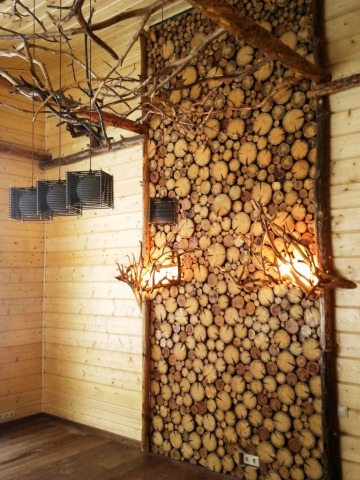 Un grand panneau en bois sur une partie de l'un des murs de la maison peut également être décoré avec des lampes Un grand panneau en bois sur une partie de l'un des murs de la maison peut également être décoré avec des lampes
