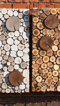 Même les panneaux carrés avec un ensemble d'éléments en bois de différentes tailles peuvent être esthétiquement agréables