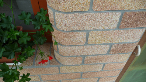 La peinture texturée pour les briques avec des éclats de pierre peut transformer les murs de votre maison, les rendant plus esthétiques et plus chers