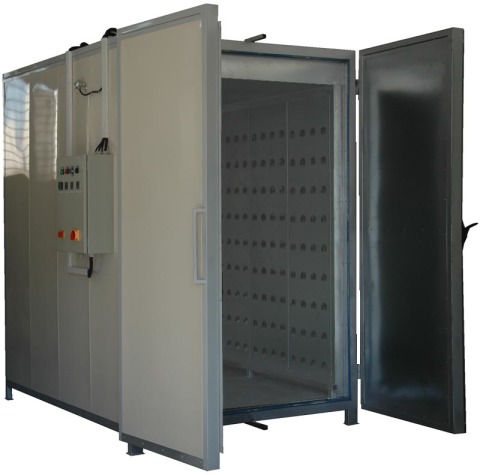 Nous voyons un four pour la polymérisation des peintures en poudre polymère