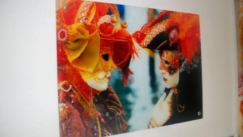 Nous voyons un exemple d'un panneau de verre fait avec un film auto-adhésif, avec une image vivante Nous voyons un exemple d'un panneau de verre fait avec un film auto-adhésif, avec une image vivante