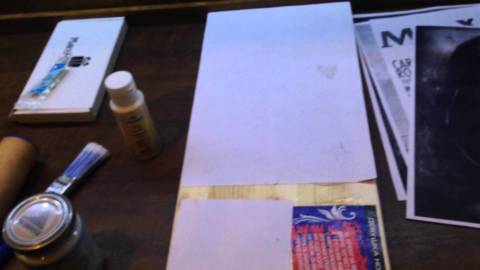 Sur la photo, nous voyons la préparation pour transférer la photo ou l'image sur une surface en bois Sur la photo, nous voyons la préparation pour transférer la photo ou l'image sur une surface en bois