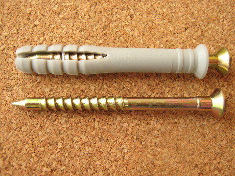 Il est possible de recouvrir un mur en bois avec des cloisons sèches à l'aide de chevilles Il est possible de recouvrir un mur en bois avec des cloisons sèches à l'aide de chevilles