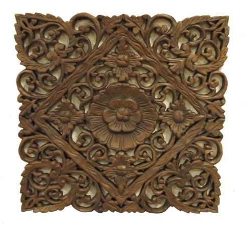 Un panneau sur un mur en bois peut être sélectionné ou fabriqué pour s'adapter à n'importe quel style de pièce Un panneau sur un mur en bois peut être sélectionné ou fabriqué pour s'adapter à n'importe quel style de pièce