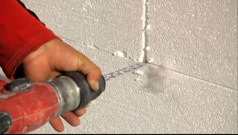 Le polyfoam s'effrite facilement, il faut s'en souvenir lors de son installation à la fois sur les murs et au plafond