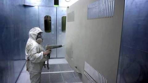 Le processus d'application de peinture polymère sur une surface métallique