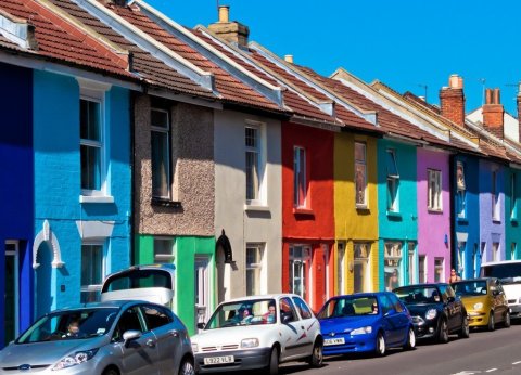 La peinture multicolore pour les murs de briques peut durer plusieurs décennies sans perdre la saturation et la luminosité des couleurs