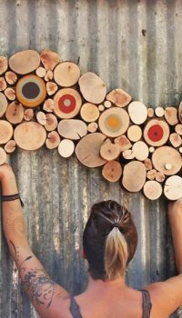 Vous pouvez assembler des détails en bois sous la forme de figures inhabituelles répétant des éléments de l'intérieur ou du design