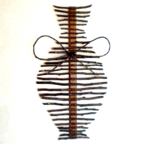 Dans le panneau en bois-ikebana, les principaux sont des branches d'arbres avec divers ajouts Dans le panneau en bois-ikebana, les principaux sont des branches d'arbres avec divers ajouts