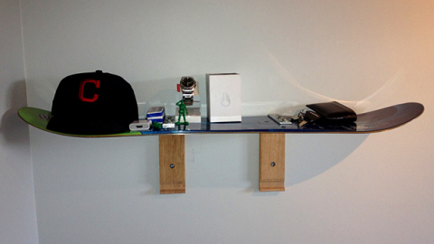 Nous utilisons de vieux skis pour l'étagère Nous utilisons de vieux skis pour l'étagère