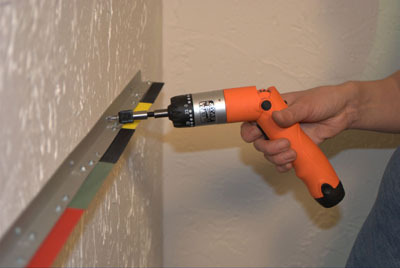 Nous attachons l'étagère au camp Nous attachons l'étagère au camp