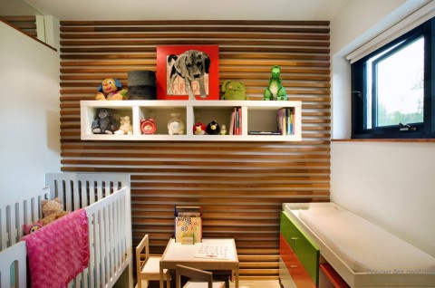 Finition d'une chambre d'enfant avec placage Finition d'une chambre d'enfant avec placage
