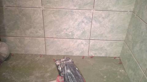 Coupe et pose de la rangée du bas Coupe et pose de la rangée du bas