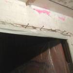 Nous réduisons les coutures au-dessus de la porte