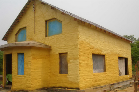 Isolez une paroi froide à l'extérieur avec du polyuréthane Isolez une paroi froide à l'extérieur avec du polyuréthane