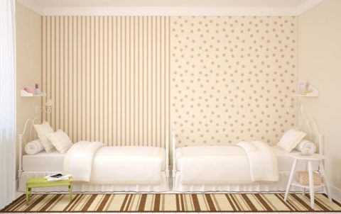 La combinaison horizontale de papier peint crée une image complètement différente. La combinaison horizontale de papier peint crée une image complètement différente.