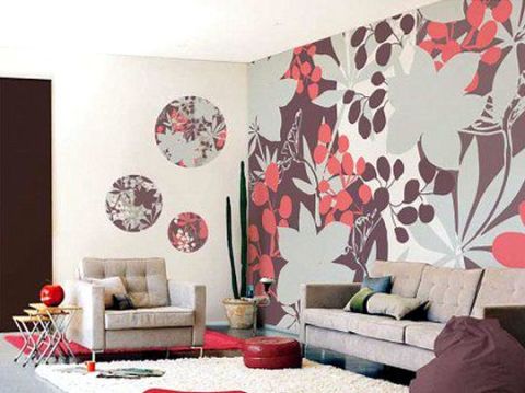 La manière originale, où le maître colle de petits morceaux de papier peint sur des murs déjà préparés. La manière originale, où le maître colle de petits morceaux de papier peint sur des murs déjà préparés.