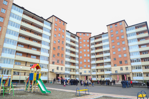 De nouveaux arrivants heureux se préparent à déménager