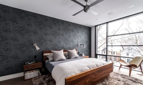 Nous rendons le mur en surbrillance contrasté et lumineux par rapport à toute la pièce Nous rendons le mur en surbrillance contrasté et lumineux par rapport à toute la pièce