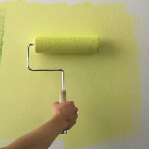 Peignez les murs avec un rouleau
