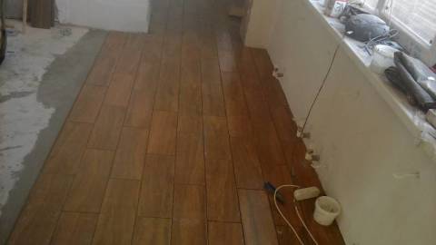 Carrelage de sol: maçonnerie avec joints décalés Carrelage de sol: maçonnerie avec joints décalés