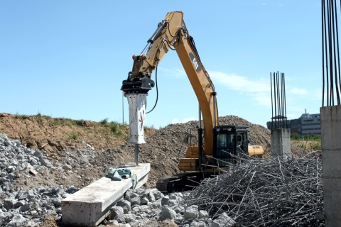 Concassage du béton armé avant envoi pour recyclage Concassage du béton armé avant envoi pour recyclage