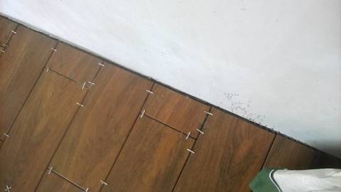 Dégagement de compensation le long du mur Dégagement de compensation le long du mur