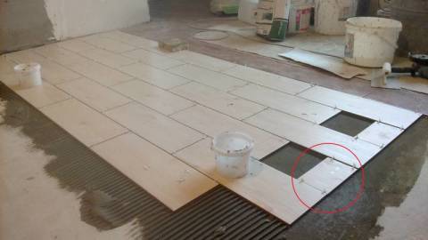 Nous surveillons la régularité des coutures. Nous surveillons la régularité des coutures.