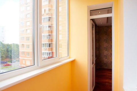 Peindre le balcon avec de l'émail pêche