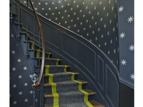 Murs d'escalier avec panneaux