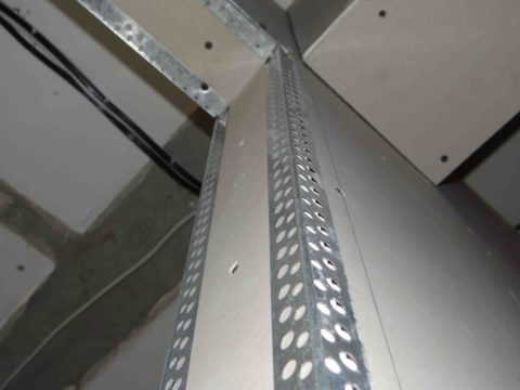 Renforcement du coin extérieur de la cloison sèche