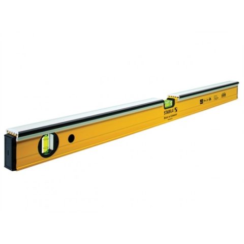 Un long niveau vous aidera à monter le plan de gypse verticalement Un long niveau vous aidera à monter le plan de gypse verticalement