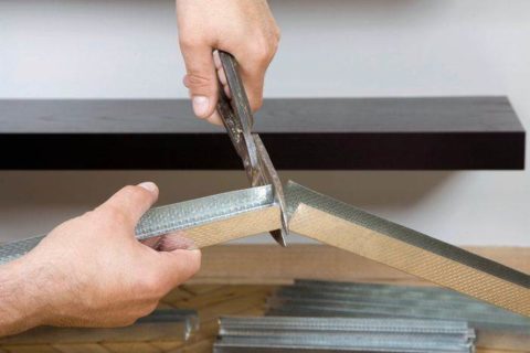 Pour couper le profil, utilisez des ciseaux pour le métal Pour couper le profil, utilisez des ciseaux pour le métal