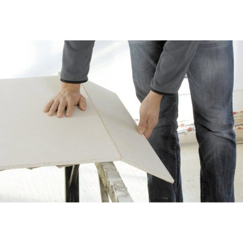 La feuille se casse exactement le long de la ligne de coupe La feuille se casse exactement le long de la ligne de coupe