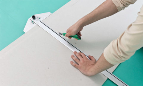 Une feuille coupée en quatre se cassera exactement le long de la ligne d'entaille Une feuille coupée en quatre se cassera exactement le long de la ligne d'entaille