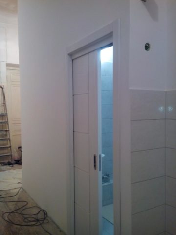 La porte coulissante pénètre dans le mur, sans occuper un espace utile La porte coulissante pénètre dans le mur, sans occuper un espace utile