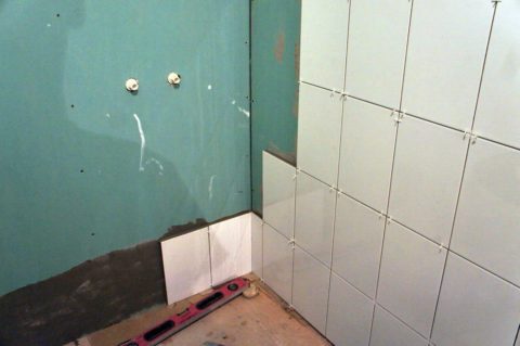Le mur entre la cuisine et la salle de bain est revêtu de GKL résistant à l'humidité Le mur entre la cuisine et la salle de bain est revêtu de GKL résistant à l'humidité