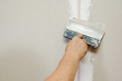 La deuxième couche de mastic doit masquer le matériau de renforcement