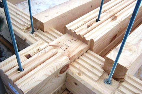 Les murs en bois reposent sur une fondation en béton