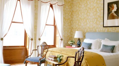 Le contraste de l'ombre chaude des murs et du bleu froid dans la tapisserie d'ameublement Le contraste de l'ombre chaude des murs et du bleu froid dans la tapisserie d'ameublement