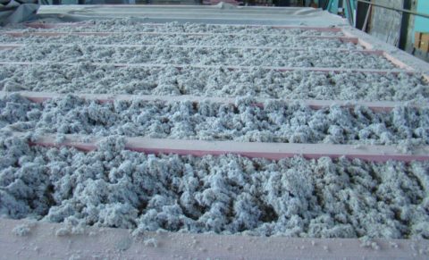 Isolation en vrac entre les poutres