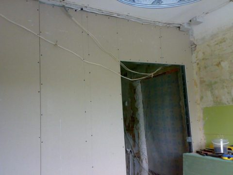 Le cadre est gainé de cloisons sèches