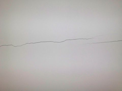 Le gauchissement du cadre en bois entraîne souvent des fissures