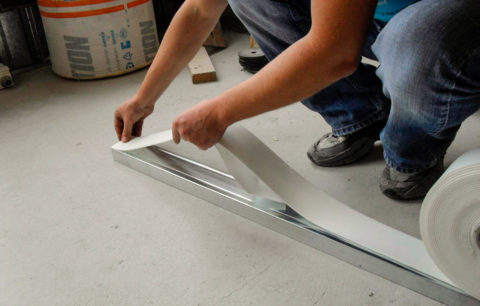 Ruban adhésif sur le guide